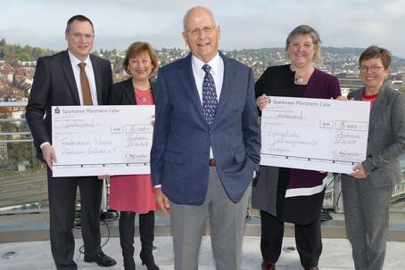 Teilnehmer: Eckhard Hoffmeister, Pforzheim, Dr. Marianne Engeser, Vorsitzende des Fördervereins Hospiz Pforzheim-Enzkreis e.V., Pfarrerin Dr. Heike Springhart, Evangelische Johannesgemeinde Matthias Belser, Sparkasse Pforzheim Calw Katrin Zauner, Sparkasse Pforzheim Calw