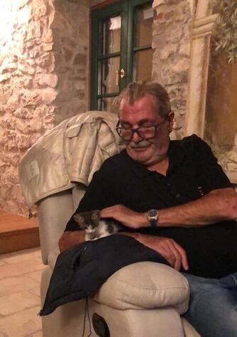 Großer Moment: Die Papiere zur Gründung der neuen Stiftung an der Hochschule werden vom Vorstandsvorsitzenden der Sparkasse.