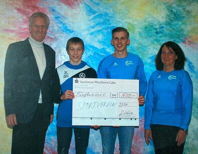 symbolische Scheckübergabe 500 Euro für einen Sportverein