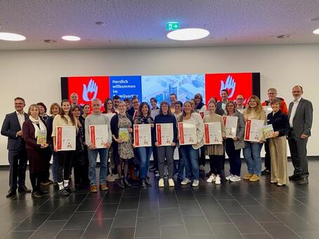Die Vertreterinnen und Vertreter aller 17 ausgezeichneten Schulen, umrahmt von Oberbürgermeister Peter Boch (links) und dem Leiter des Staatlichen Schulamtes Pforzheim, Volker Traub, sowie Katrin Zauner (2.v.re.) von der "Stiftung für die Region"